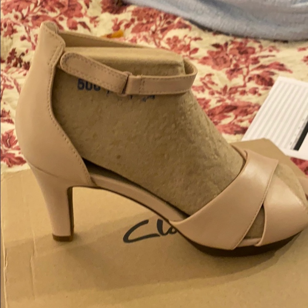 New in Box Clark’s beige sandals